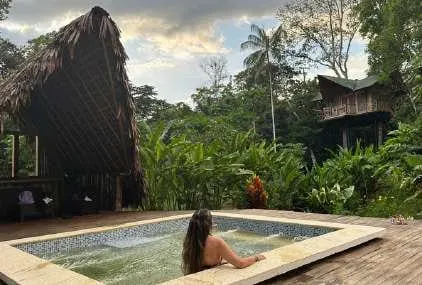 Jacuzzi en el jardín selvático de Burú Lodge