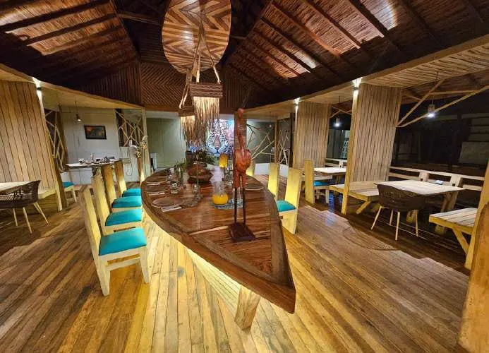 Interior de madera del restaurante de Burú Lodge en el Amazonas