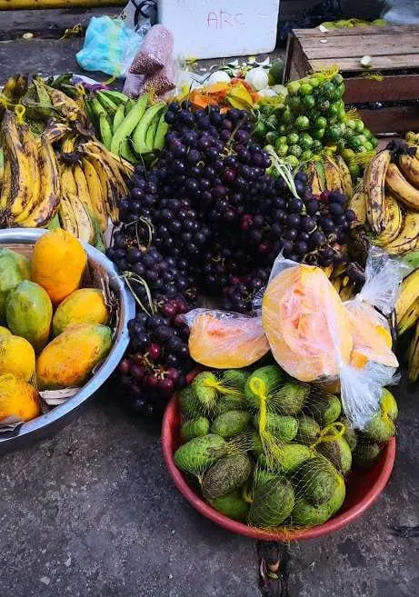 Puesto con frutos amazónicos en la plaza de mercado de Leticia