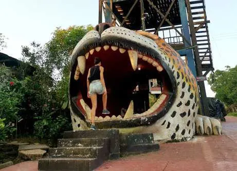 Mirador de Puerto Nariño con una enorme boca de jaguar en su base