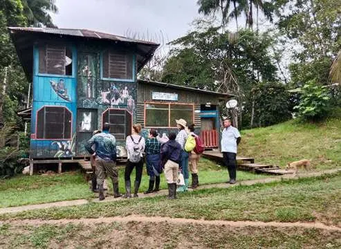 Casa de madera de colores y visitantes en Puerto Nariño, Amazonas