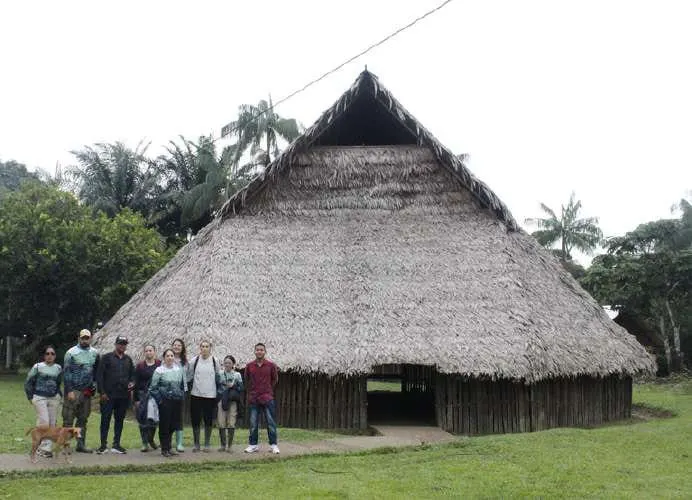 Maloka tradicional con techo de palma de una comunidad Ticuna del Amazonas colombiano