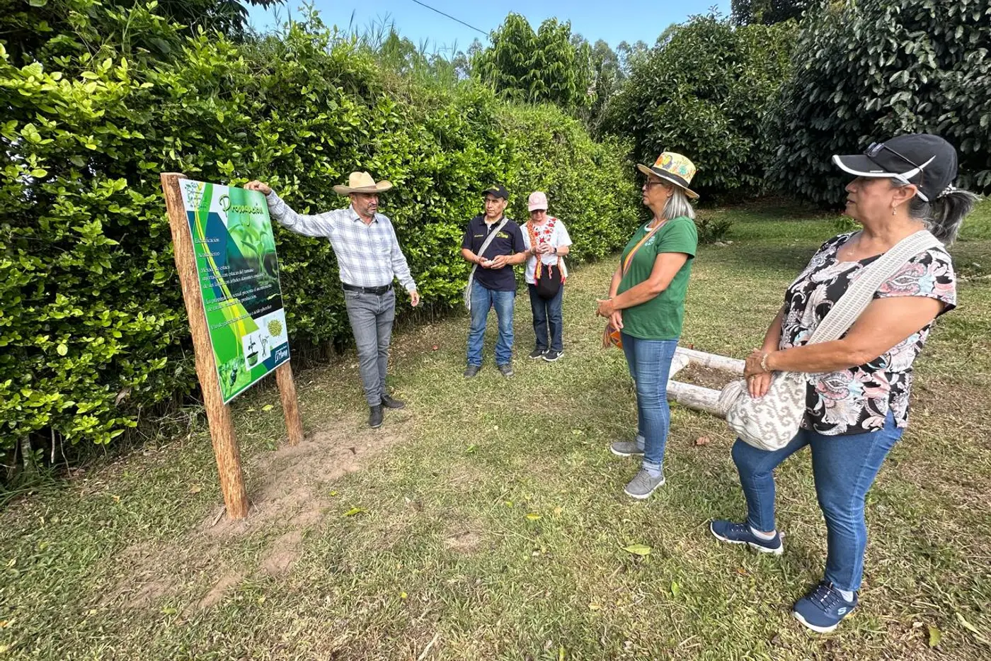 Group on a guided walk through a fruit farm in Quindío