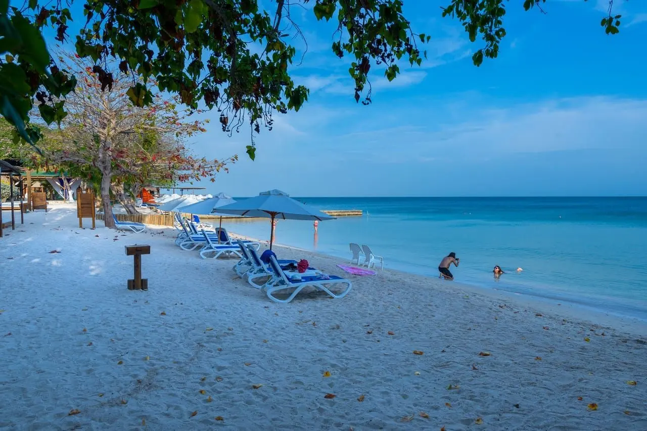 The best beach clubs for day passes in the Rosario Islands (2/4)