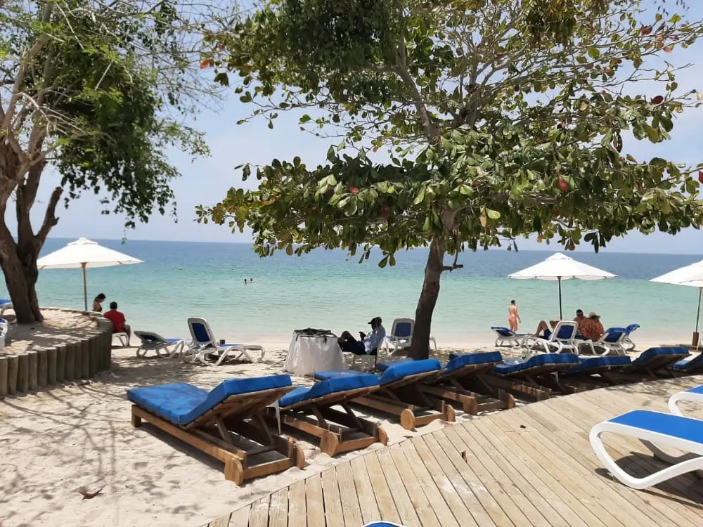The best beach clubs for day passes in the Rosario Islands (3/4)