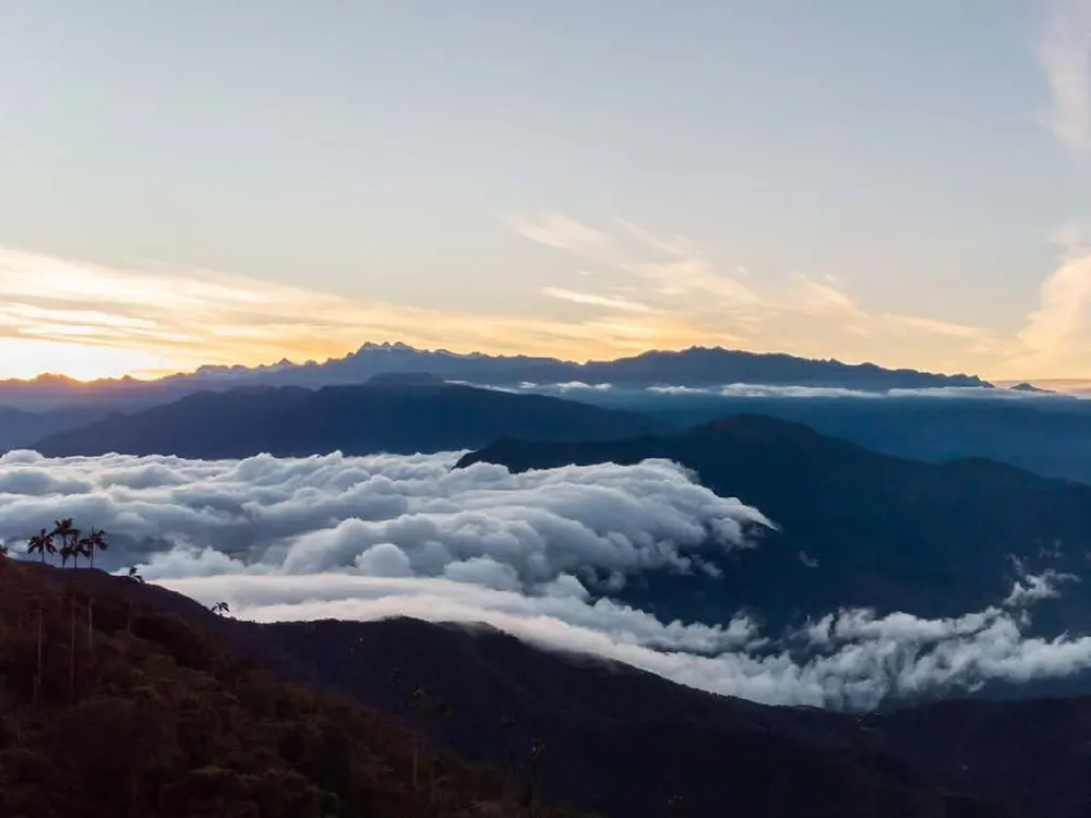 Mar de nubes sobre las montañas de la Sierra Nevada