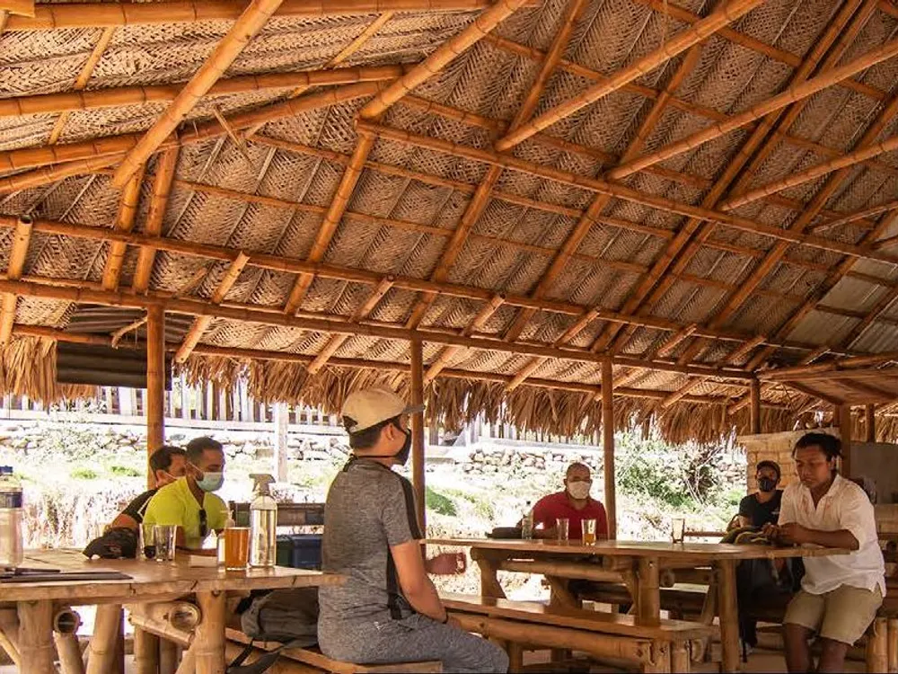 Comedor de techo de palma en el refugio Gotsezhy