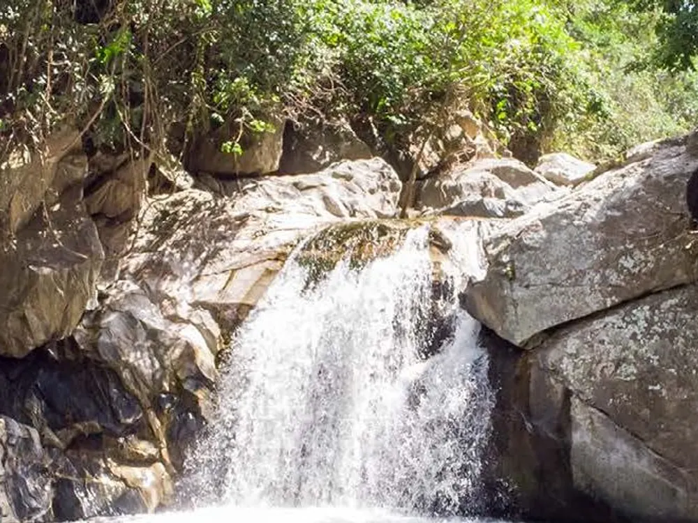 Cascada entre rocas en la Sierra Nevada