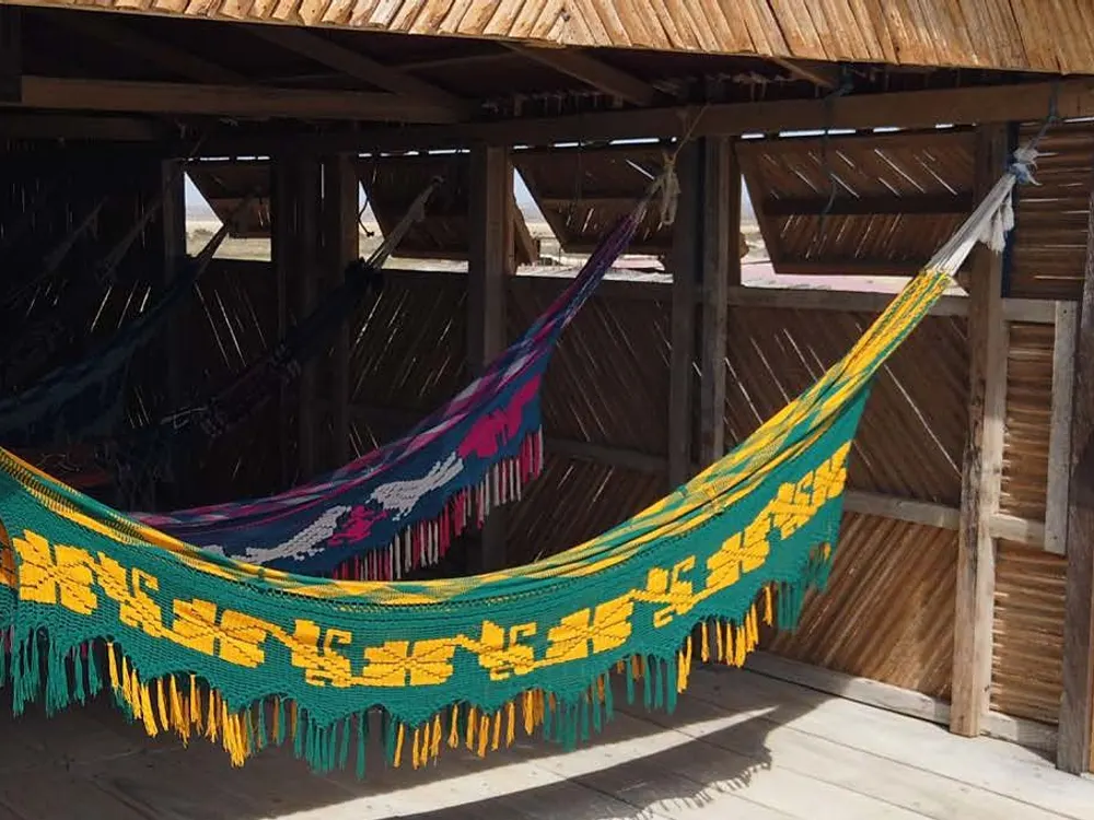 Hamaca tejida de colores en una cabaña de Minca