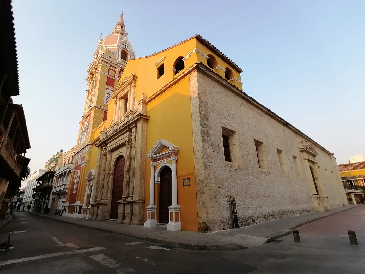 Iglesia colonial de fachada amarilla en Cartagena