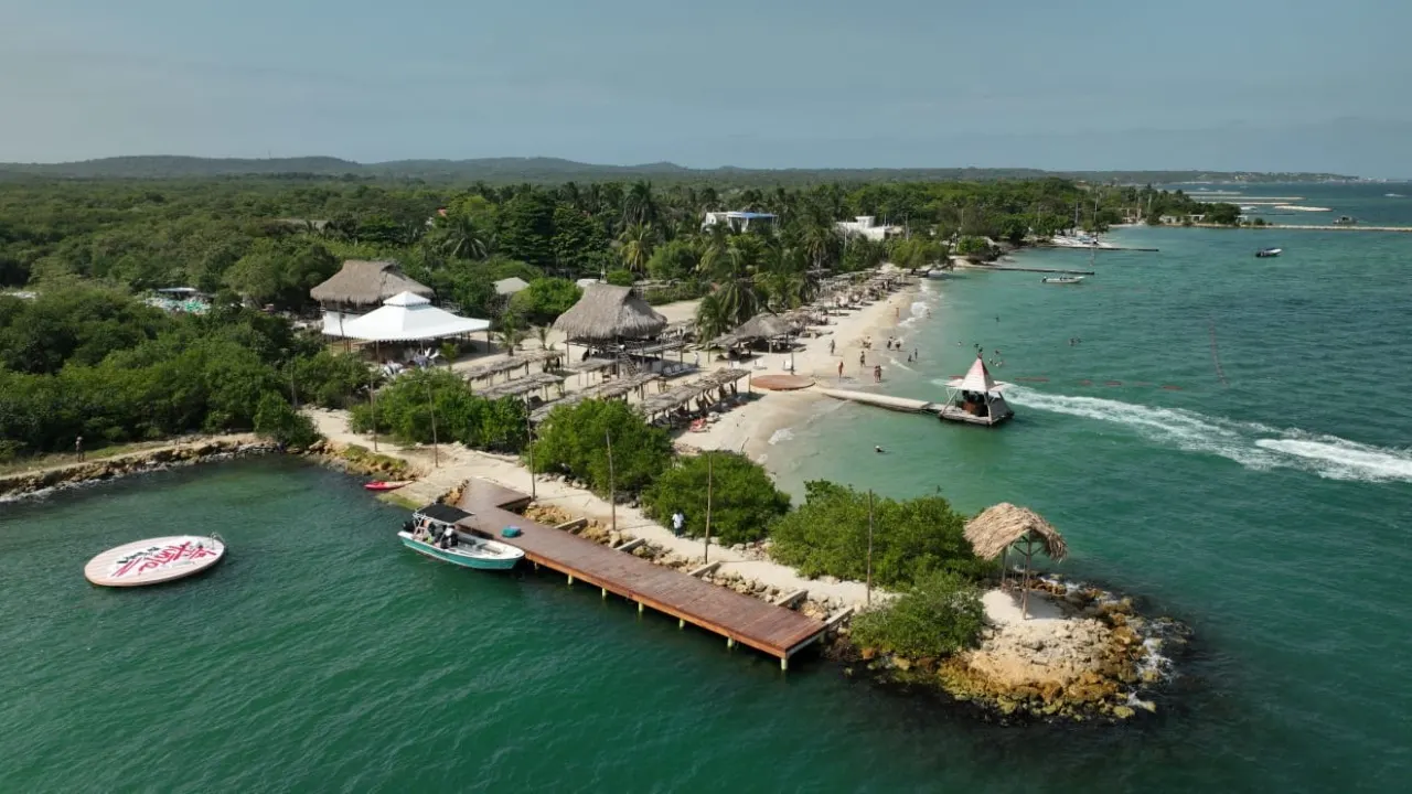 Vista aérea del beach club, el muelle y el mar cristalino